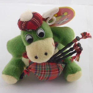 Juguete Suave Nessie Lock Ness Monstruo Peluche NUEVO Tartán Bufanda Sombrero Gaitas Escocia - Imagen 1 de 6
