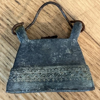 Campana de bronce para cuello de ganado birmano del siglo XIX  Foto 1 de 4