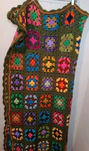 Coperta floreale quadrata nonna multicolore fatta a mano all'uncinetto anni 70 verde - Foto 1 di 5