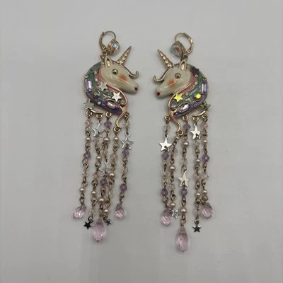 Pendientes con flecos de unicornio y perlas de imitación de cristal y cuentas tono dorado Betsey Johnson Foto 1 de 4