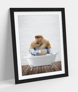 PROBISKUSAFFE IN DER BADEWANNE - LUSTIGE KUNST GERAHMTES POSTER BILD DRUCK BAD KUNSTWERK - Bild 1 von 10