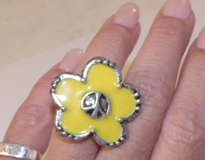 Lucky Brand 签名银色金属黄色花朵和平象征野兽派戒指 7 — 第 1/4 张图片