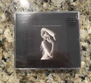 Taylor Swift The Tortured Poets Department Deluxe CD + "The Black Dog" IN HAND - Foto 1 di 3