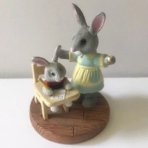 Figura de colección Hallmark Tender Touches 1988 grado A maestro escuela conejito conejo - Imagen 1 de 7