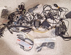 Bundle Of Nokia Motorola Ericcson Mains Chargers Lot, some with head phones - Photo 1 sur 10