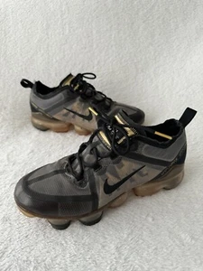 Nike Air VaporMax 2019 ‘Black Metallic Gold’ Trainers UK Size 6 US Size 7Y - Picture 1 of 11