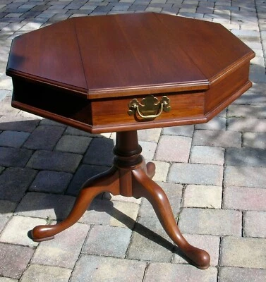 Mesa de escritura Henkel Harris Wild negra cereza octogonal Jefferson Foto 1 de 4