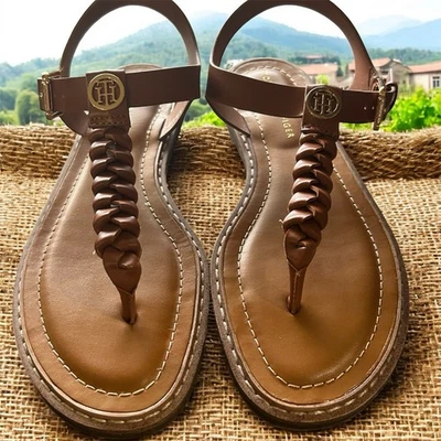 Sandálias femininas Tommy Hilfiger marrom tamanho 8,5 ferragem dourada excelente estado - Imagem 1 de 4