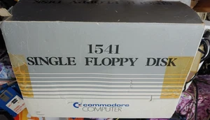 Commodore 1541 Floppy (+ kabel zasilający / dysk / ręczny / szeregowy) oryginalne opakowanie działa 8bit 263278 - Zdjęcie 1 z 7