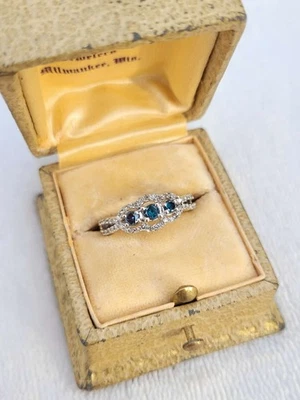 Anillo De Colección Oro Blanco 14k 1/2 Ct Diamante Azul y Blanco 3 Piedras Talla 5.5 - 2.52g Foto 1 de 4