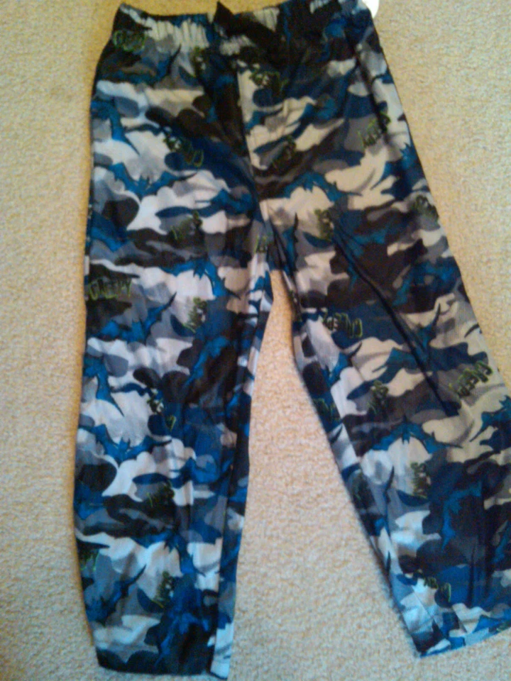 NUEVO CON ETIQUETAS PANTALONES DE DORMIR DE FRANELA HALLOWEEN PARA NIÑOS AZUL GRIS NEGRO CAMUFLAJE "ESPELUZNANTE" XS 4-5 Foto 1 de 1