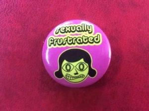 Seltenes Anstecknadel Button Abzeichen SEXUELL FRUSTRIERT. Lustiges Design. - Bild 1 von 2