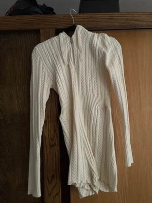 Mameluco Forever21 blanco con capucha tejido por cable Foto 1 de 4