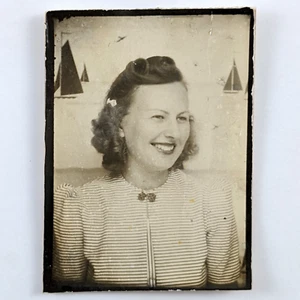Fotobooth Mujer Hermosa Sonrisa Vintage Peinado Rizos Velero Fondo - Imagen 1 de 5