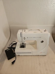 Bernina Bernette 65 Sewing Machine + Foot Pedal & Cover - Picture 1 of 8