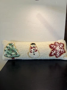 Weihnachtskissen Chandler 4 Ecken Baum, Schneemann, Schneeflocke Haken Wollkissen - Bild 1 von 7