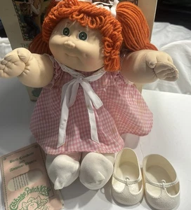 Vintage 1984 Cabbage Patch Kinder Puppe rot org. Haare grüne Augen Zertifikat Box wie besehen - Bild 1 von 23