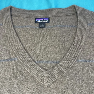 Женский маленький переработанный свитер из кашемира и шерсти с v-образным вырезом Patagonia коричневый - Изображение 1 из 4
