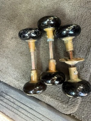 Antiguo lote de tres (3) pomos de puerta de porcelana de mármol negro de 2" Foto 1 de 4