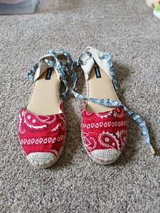 Espadrilles Bananenrot 9West Größe 11 mit flachem Binden - Bild 1 von 3