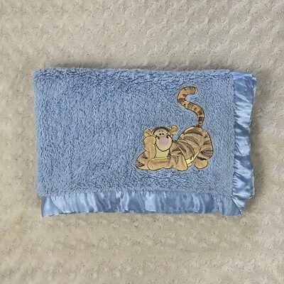 Manta de bebé Disney Baby Blue Tigger satinada borde sedoso corona encantadora artesanías Foto 1 de 4