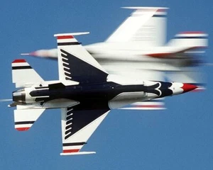THUNDERBIRDS F-16 OPPOSING KNIFE EDGE PASS 8x10 GLOSSY PHOTO PRINT - Picture 1 of 1