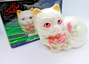 Vtg KMART 4" CAT Figurine Pearl Iridescent Kitschy Orig Box Applied Flowers - Bild 1 von 4