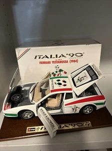 BURAGO 1/24 Ferrari Testarossa 1984 Italia '90 1990 Coppa del Mondo su Lastra di Legno IMBALLO ORIGINALE - Foto 1 di 15