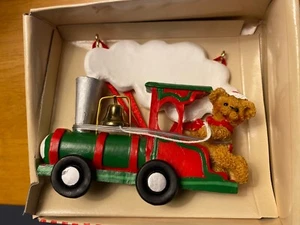 "Adorno de tren de oso de Navidad Kurt Adler 2000 3,75"" osos de acebo - nuevo en caja" - Imagen 1 de 4