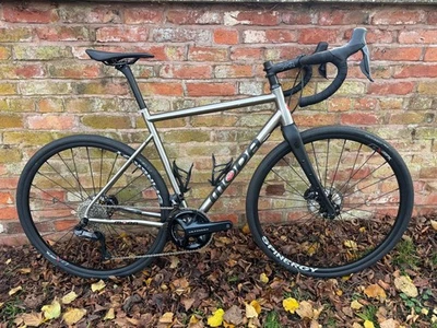 Moda Strega Titanium Gravel Bike, 12 speed Ultegra Di2, Spinergy GX Max Wheels - Image 1 of 4