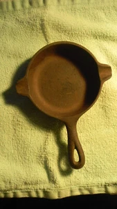 Vintage Wagner Ware Cast Iron Skillet Ashtray 1050 E - Picture 1 of 2