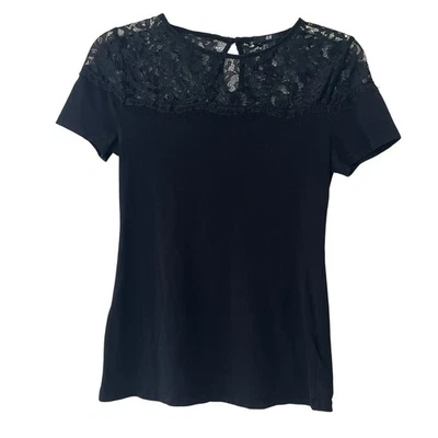 Top de encaje negro manga corta H&M ojo de cerradura trasero pequeño Foto 1 de 4