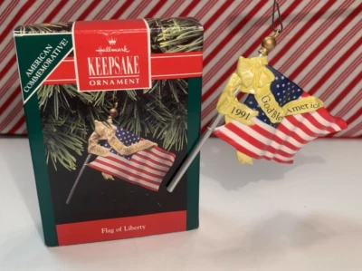 Sello Bandera de la Libertad Bandera Americana Dios Bendiga América Adorno de Navidad Foto 1 de 4