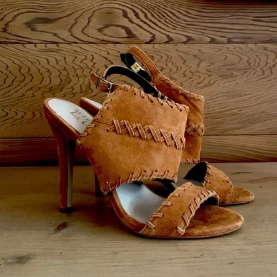 Zapatos de tacón alto Nicole Miller Artelier 8,5 marrón camel tostado gamuza usados en excelente estado Foto 1 de 4