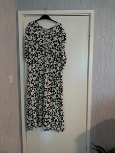 Full Length, White, Black And Green Dress. - Picture 1 of 7
