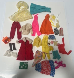 Konvolut Puppenzubehör - Kleidung - Schuhe - Stiefel - Bild 1 von 12