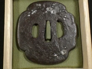 TSUBA Espada Katana Edo Era Hierro Ciruela Flor Diseño Patrón Japonés Antiguo - Imagen 1 de 9