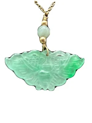 Collar colgante de jade verde tallado mariposa (polilla) en cadena 14K GF Foto 1 de 4