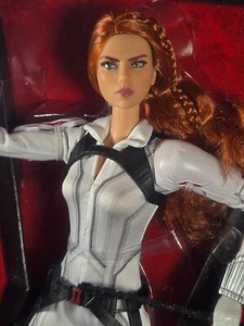 N225~ NRFB BARBIE ~2019 ETIQUETA PLATINO BLANCO VIUDA NEGRA MUÑECA SCARLETT JOHANSSON - Imagen 1 de 11