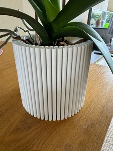 Moderner Pflanzkübel mit geripptem Design, dekorativer Pflanzgefäß für den Innenbereich - Bild 1 von 4