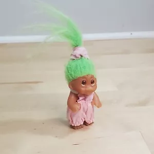 Dam Norfin Kleinkind Baby Troll Puppe mit Scrunchies & rosa Overall ~ 2 1/2 Zoll - Bild 1 von 5