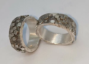 8 mm breite Partnerringe mit organic Struktur  Silber 925   graue Oberfläche - Picture 1 of 3