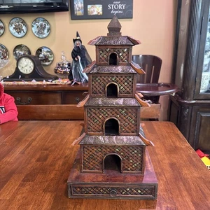 Vintage chinesische Pagode Vogelhaus Holz verziert 20" hoch mehrstöckig - Goldakzente - Bild 1 von 6