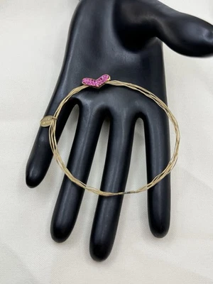 Brazalete de alambre tono dorado pulseras de diamantes de imitación corazón rosa susurros de temporada Foto 1 de 4