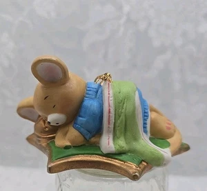 Especialidades de temporada 1987 lindo pequeño oso de cerámica adorno de Navidad para dormir  - Imagen 1 de 8