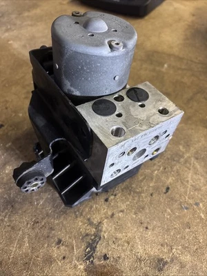 1995 - 1998 BMW E38 740i ABS módulo bomba de freio antilock OEM 1 164 241 - Imagem 1 de 4