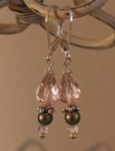 Swarovski Pale Pink crystal w/iridescent green swarovski pearl & crystal SS - Picture 1 of 6