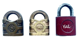 BEL LOTTO DI 3 LUCCHETTI PICCOLI VINTAGE YALE & TOWNE HEAVY DUTY 2" - 2 1/2" SENZA CHIAVI - Foto 1 di 3