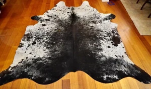Al igual que el universo en expansión, esta gran alfombra de cuero de vaca explota a través de tu visión - Imagen 1 de 12