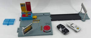 Disney Pixar Cars Rusteze Racing Center HGV69 Playset + 2 Diecast Cars Incomplet - Picture 1 of 14